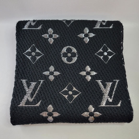 NWOT LOUIS VUITTON Logomania Scarf - Picture 5 of 10